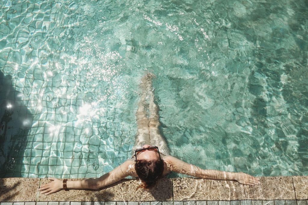 Femme en bikini au bord de la piscine