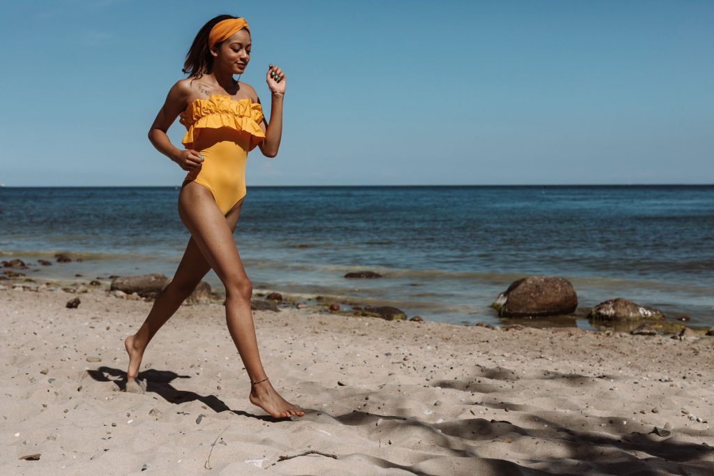 Femme en bikini au bord de la piscine