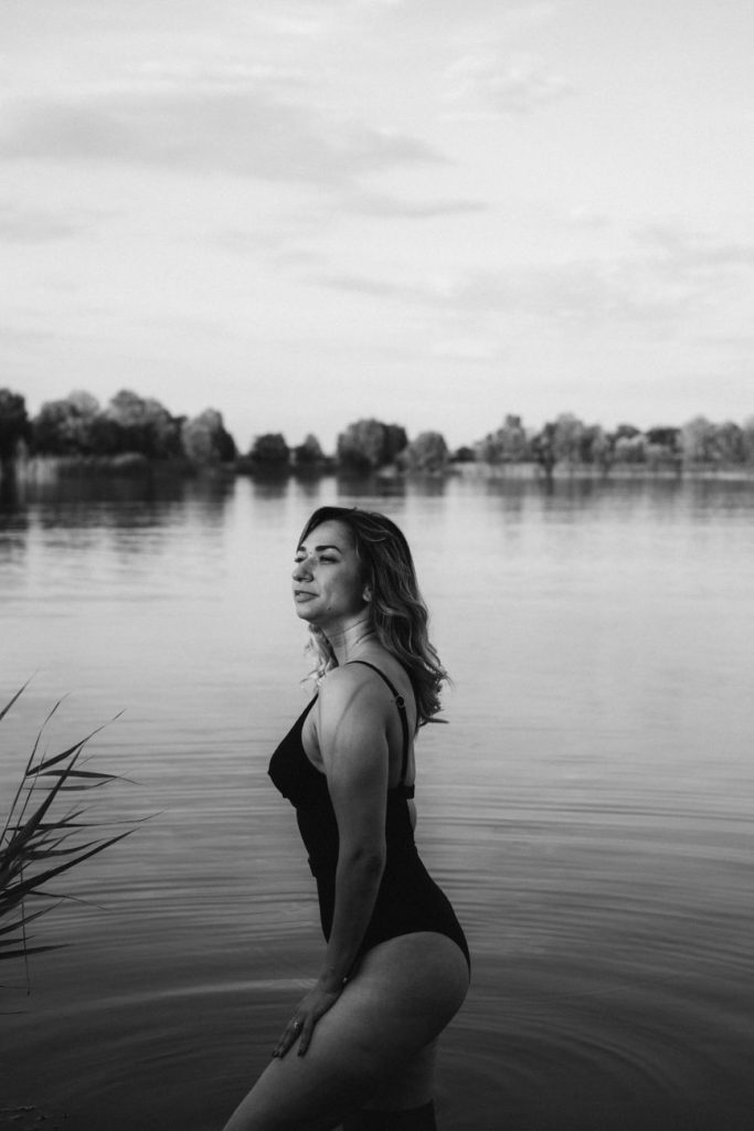 Femme en bikini au bord de la piscine