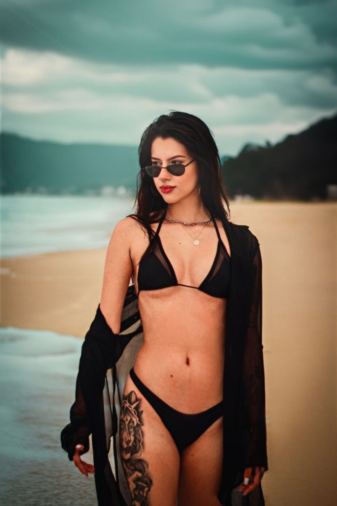 Femme en bikini au bord de la piscine