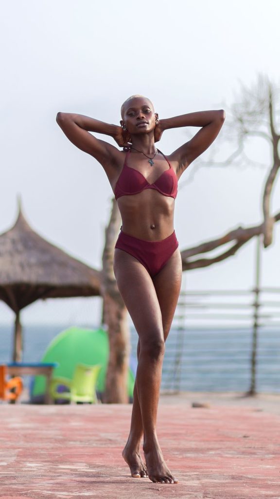 Femme en bikini au bord de la piscine