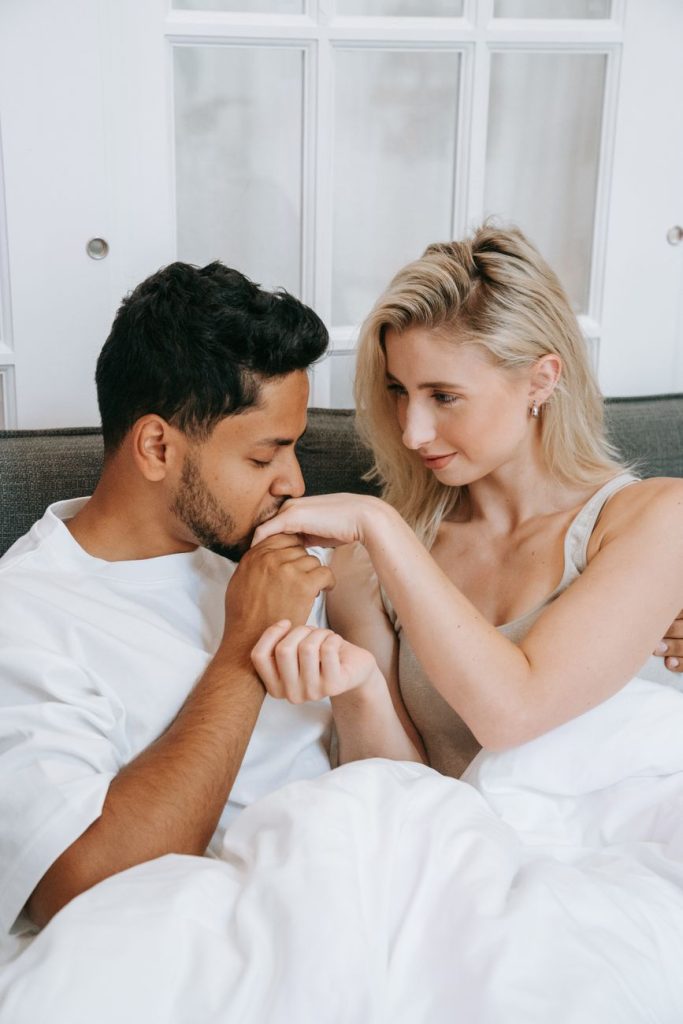 Couple enlacé