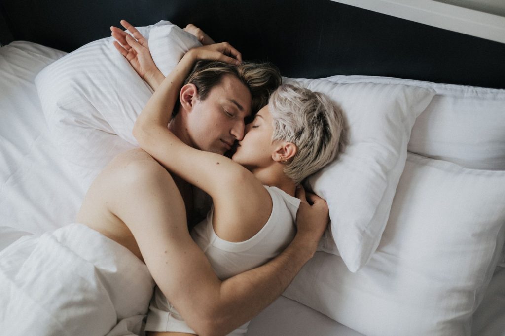 Couple enlacé