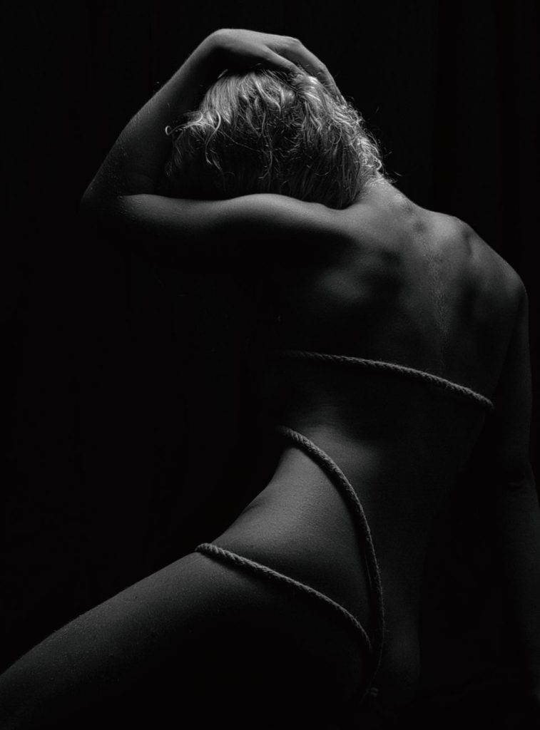 Jeune femme séduisante